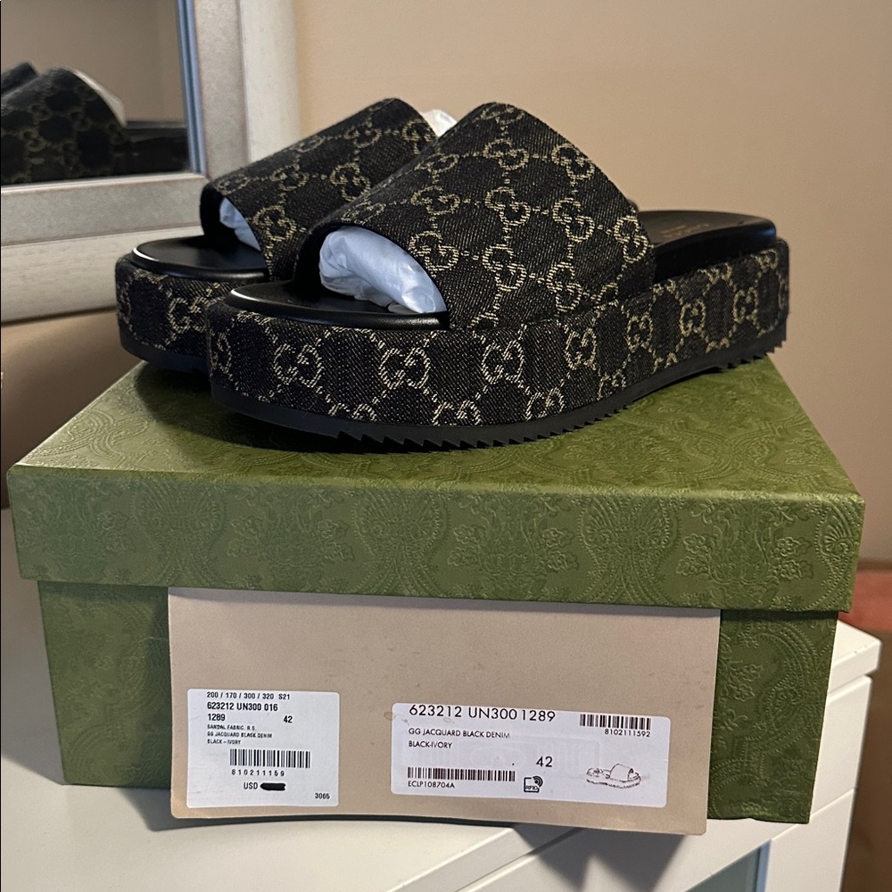 NWT Gucci Black and Gray Denim Logo Slides
